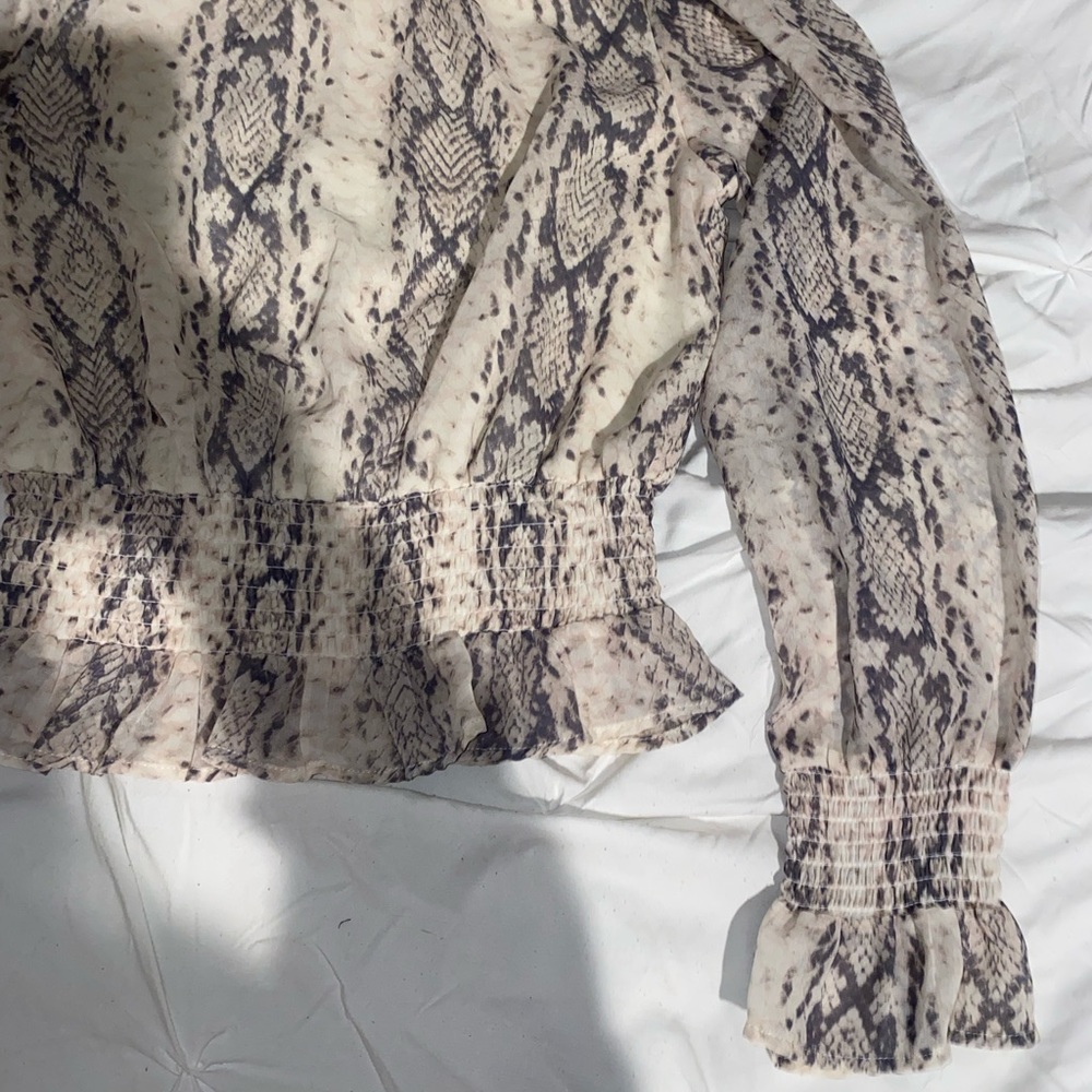 snakeprint longsleeve blouse women’s size S - Picture 2 of 4